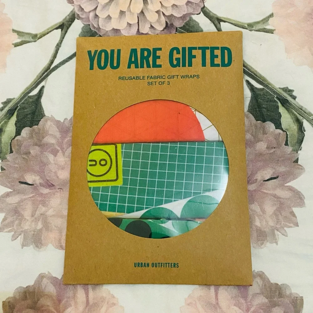 🆕 UO Community Cares + Big Brothers Big Sisters Reusable Holiday Gift Wrap Set - Picture 3 of 6